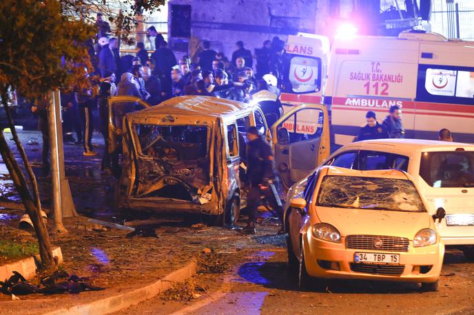teroristični napad Istanbul Bešiktaš | Foto Reuters