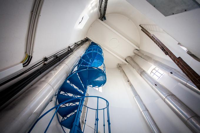 Do razgledne terase vodi 153 zavitih modrih stopnic. | Foto: Žiga Zupan/Sportida