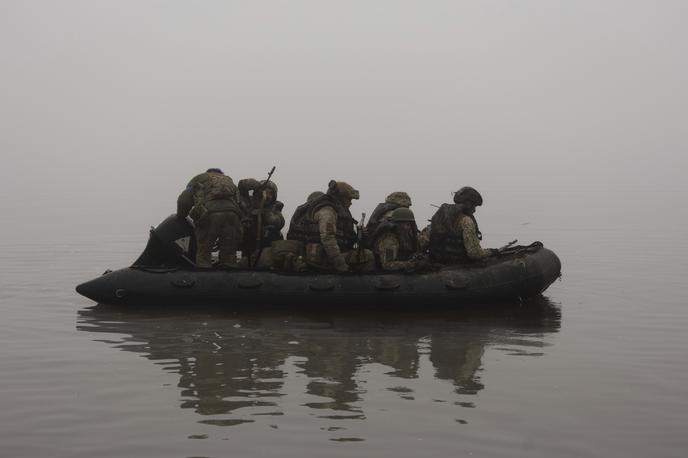 Dneper, Ukrajina, vojska, čoln, vojaki | Ukrajinski marinci prečkajo reko Dneper, oktober 2023. | Foto Guliverimage