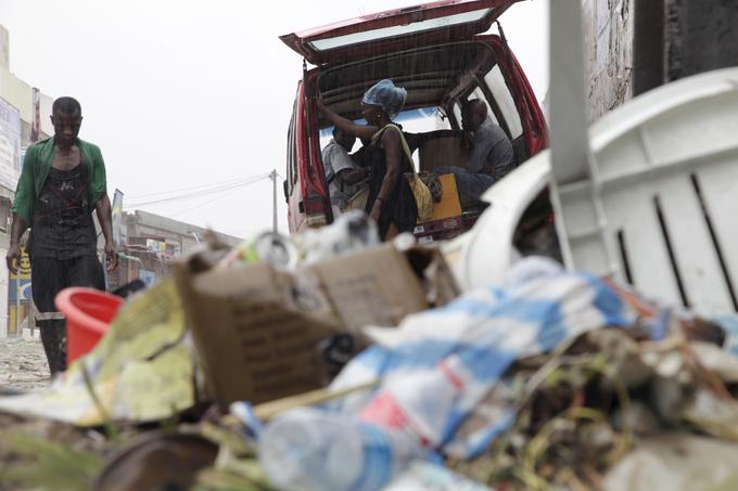 Ko so ulice glavnega mesta Luande polne smeti, jih preprosto zaprejo. Nalivi uničujejo ceste po vsej državi, denarja za njihovo oskrbovanje pa ni. | Foto: Reuters