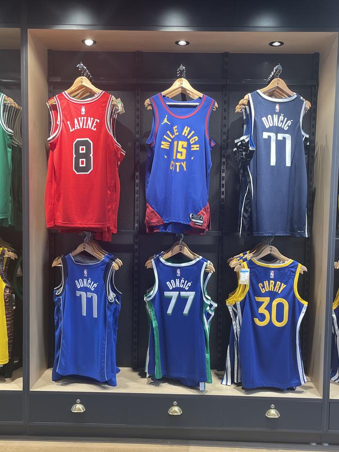 NBA-trgovina v Manili. | Foto: Š. L.