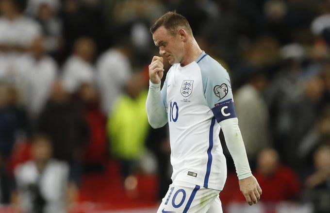 Kapetan Anglije Wayne Rooney preživlja težke čase. Hrbet so mu v tej sezoni najprej obrnili navijači Uniteda, žvižgajo pa mu tudi v reprezentanci. Najboljši strelec Anglije v zgodovini pravi, da ga kritike ne motijo, pomembno je le mnenja selektorja in soigralcev. Ti so ga po tekmi z Malto hvalili, a ... | Foto: Reuters