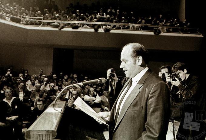 Zborovanje Demosa januarja 1990 v polnem Cankarjevem domu. Politična zborovanja danes le redko pritegnejo tako veliko množico ljudi, kot so jo pred petindvajsetimi leti. (Foto: Tone Stojko, hrani Muzej novejše zgodovine Slovenije) | Foto: Muzej novejše zgodovine Slovenije