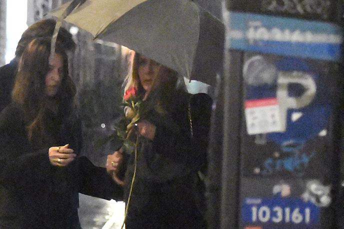 Jennifer Aniston | Jennifer so ujeli, ko je restavracijo zapuščala z rdečo vrtnico. | Foto Profimedia