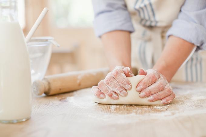 Pravilno gneteno testo je osnova za dobro peko. Ročno gnetenje je zahtevno in dolgotrajno delo. | Foto: Getty Images