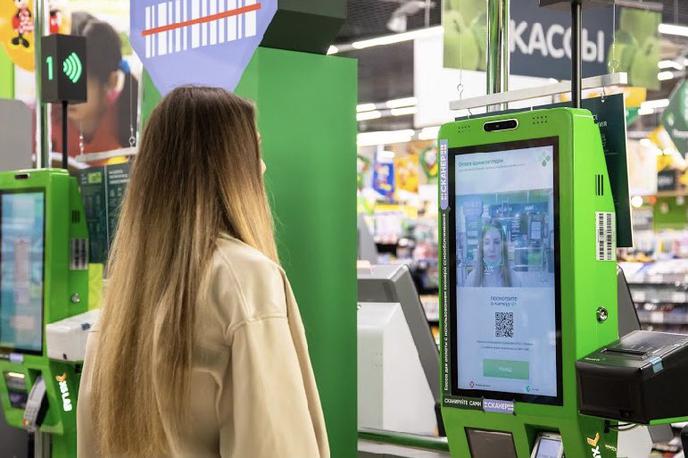 X5, razpoznava obraza | Prve blagajne z novim sistemom plačevanja z obrazom so namestili v izbrane živilske trgovine družbe X5, do konca leta pa jim bo sledilo še tri tisoč trgovin te družbe po vsej Rusiji. | Foto X5