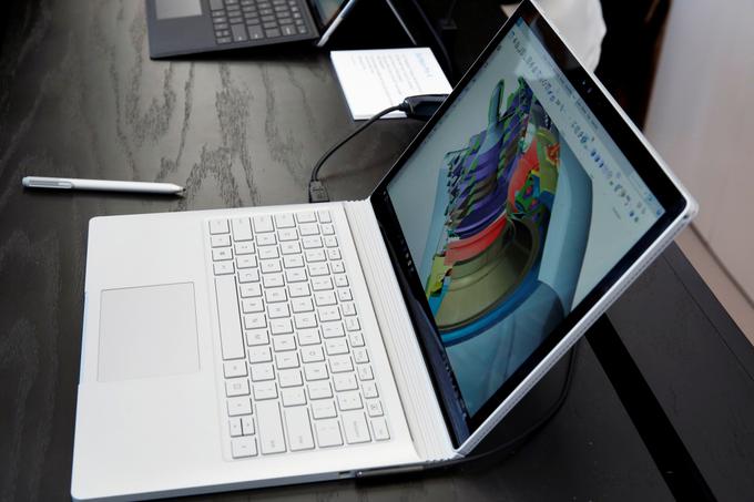 Prenosni računalnik Microsoft Surface Book je po predstavitvi na večino prvih preizkuševalcev naredil zelo dober vtis in takoj dobil status največjega izzivalca Applovega prvega mesta na področju prenosnih računalnikov,  | Foto: Reuters
