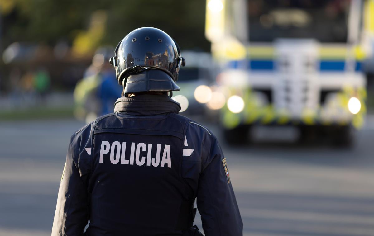 Policija, Slovenija, policist | Moški se je ob prijetju policistom upiral, zato so uporabili prisilna sredstva. | Foto Shutterstock