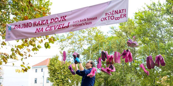 V parku Zvezda v Ljubljani so v okviru projekta Dajmo raka dojk na čevelj sto ženskih čevljev pobarvali v rožnato, en par moških čevljev pa v modro. Prav toliko (sto žensk in en moški) oseb naj bi oktobra dobilo diagnozo raka dojke.  | Foto: Aleš Černivec
