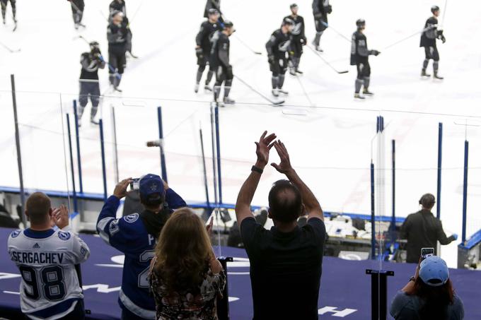 Tekma je po dolgem času spet potekala pred gledalci. Na tribunah je navijalo okrog 3.800 ljubiteljev hokeja. | Foto: AP / Guliverimage