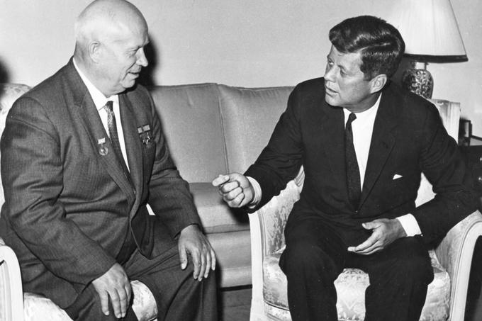 Predsednik ZDA John F. Kennedy (desno) in sovjetski premier Nikita Hruščov (levo) sta pakt podpisala 25. julija 1963, med drugim pa je vseboval klavzulo, da ne Sovjetska zveza ne ZDA visoko nad Zemljo ne smejo več pokati z atomskimi bombami. | Foto: Reuters
