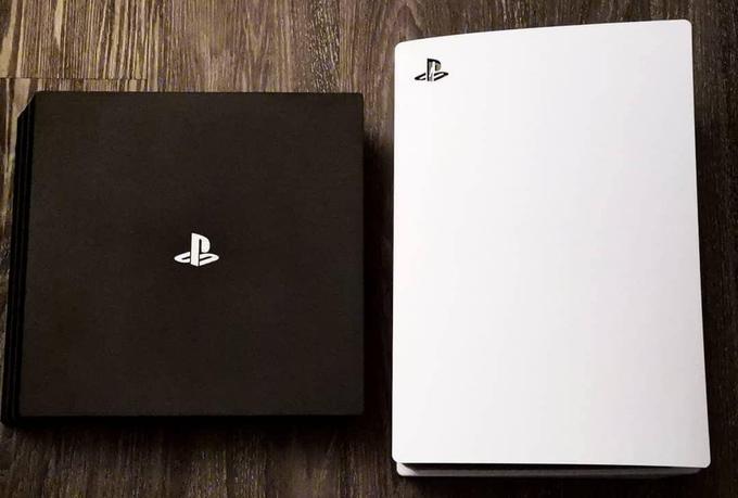Primerjava velikosti PlayStationa 4 (levo) in PlayStationa 5 (desno). | Foto: Matic Tomšič