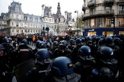 Ogenj, barikade in spopadi v središču Pariza, avtocesto proti Belgiji blokirali #video