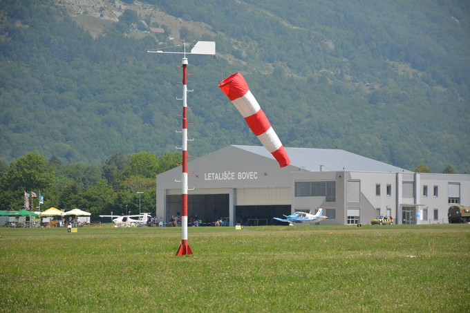 V letališko stavbo, ki ima tudi nekaj pisarniških prostorov, se je že preselila lokalna turistična organizacija LTO Bovec, tu imajo prostore tudi letalske šole in aeroklubi, ki delujejo na letališču. | Foto: Andreja Lončar