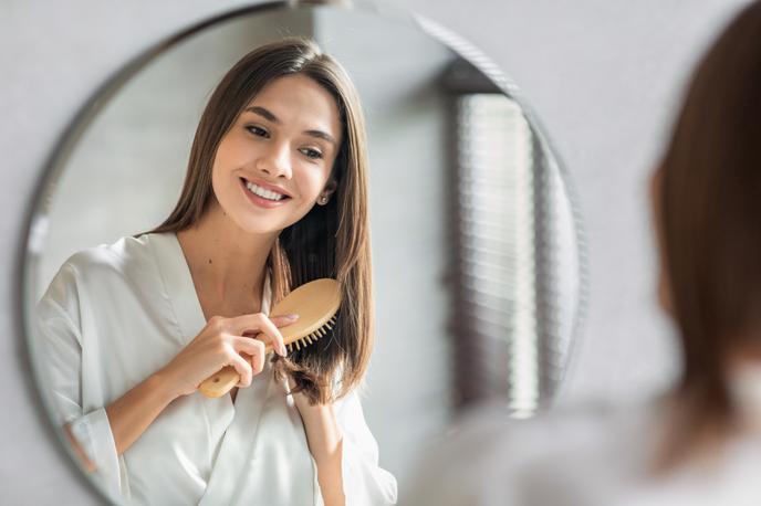 lasje, česanje, ogledalo, ženska, nasmeh | Foto Shutterstock