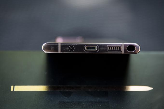 Spodnja stran pametnega telefona Samsung Galaxy Note 20 Ultra 5G, ko pisalo S Pen ni pospravljeno v telefon. | Foto: Ana Kovač