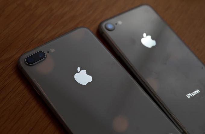 iPhone 8 Plus (levo) ima tudi dvojni fotoaparat, a je tako kot pri predhodniku postavljen vodoravno, iPhone 8 (desno) pa ima takega z eno samo lečo.  | Foto: Apple