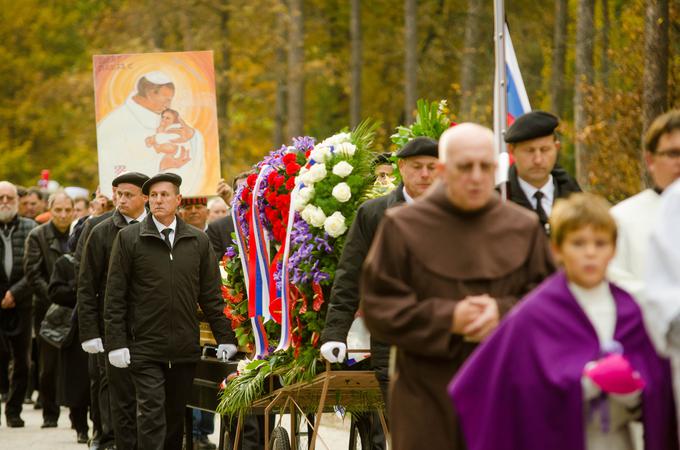 Posmrtni ostanki žrtev komunističnega povojnega nasilja v Hudi Jami bodo pokopani v spominskem parku Dobrava pri Mariboru. | Foto: Matjaž Vertuš