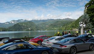 200 porschejev obarvalo Bled pred očmi bratov Porsche #video