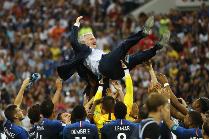 Hrvaška Francija nogomet | Francoski selektor Didier Deschamps je tako končal v zraku po sladki zmagi nad Hrvaško. | Foto Reuters