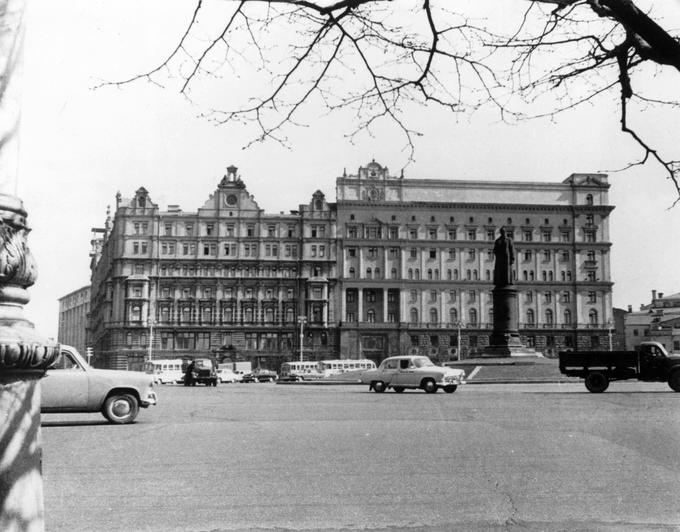 Zloglasni KGB je imel sedež v Moskvi, v stavbi, ki je dobila ime Lubjanka. V tej stavbi je Andropov vodil KGB od leta 1967 do 1982. V stavbi ima zdaj del svojih prostorov tudi FSB. Kot je pred leti zapisal Ion Mihai Pacepa, nekdanji vodja romunske komunistične tajne službe Securitate, je Andropovu uspelo, da je namesto komunistične partije Sovjetski zvezi zavladal KGB. Vladavini silovikov, ki je značilna za Putinovo Rusijo, je tako postavil temelje že Andropov. | Foto: Guliverimage/Vladimir Fedorenko