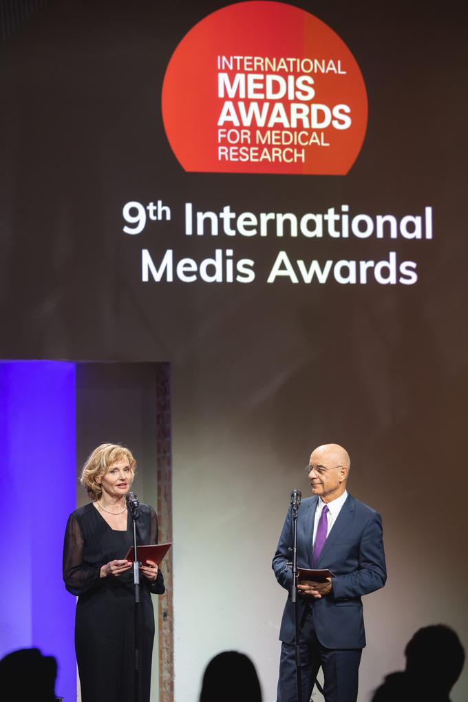 Dr. Martina Perharič, mag. farm., direktorica podjetja Medis, in Tone Strnad, mag farm., ustanovitelj nagrad International Medis Awards in podjetja Medis. | Foto: International Medis Awards