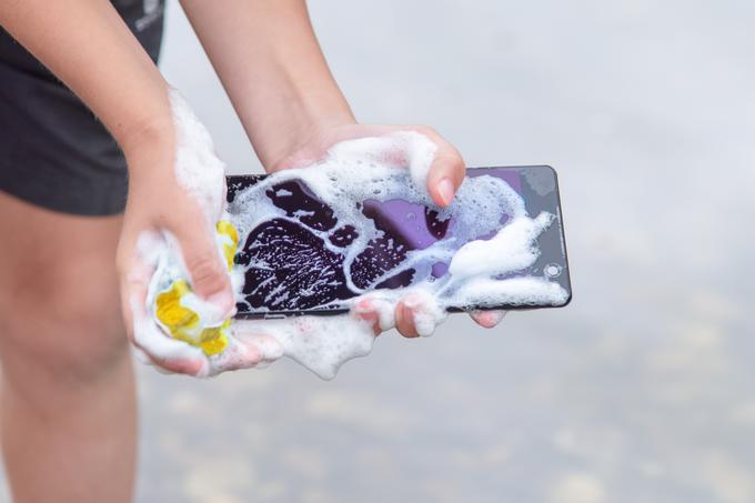 Telefona nikar ne čistite s preveč vode in milnice, sploh pa ne pod tekočo vodo. | Foto: Getty Images
