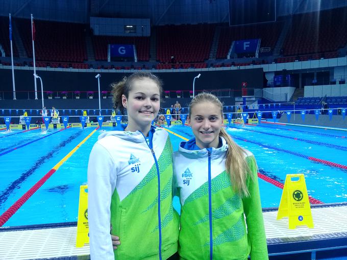 Katja Fain (levo) je bila tretja na 400 metrov prosto, Neža Klančar (desno) pa prva na 50 m prosto. | Foto: STA ,