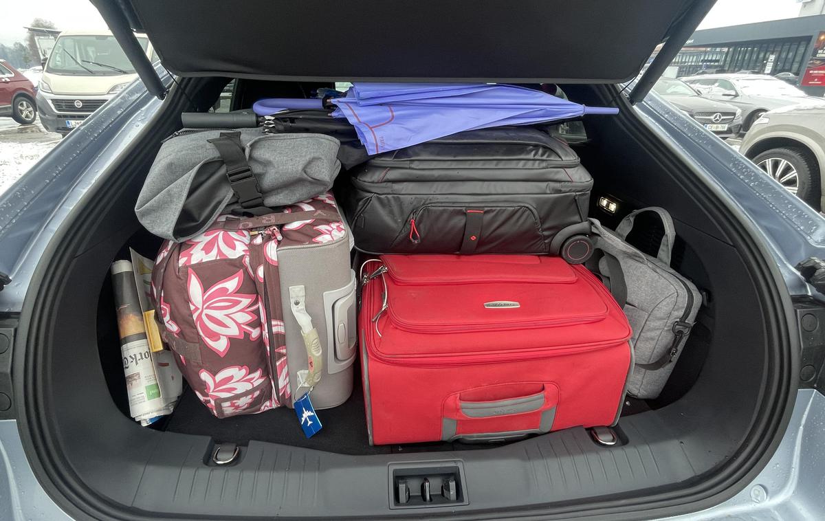 Ford mustang mach-e | Kadar prtljažnik polnimo na hitro, avtomobilski tetris kmalu postane neoptimalen. Prtljažnik je poln, kar pa ne pomeni, da je tudi varen za potnike v avtomobilu.  | Foto Gregor Pavšič