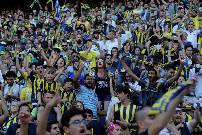 Fenerbahče | Turški nogometni velikan Fenerbahče bo zaradi neprimernih vzklikov njihovih navijačev moral seči globoko v žep.  | Foto Reuters