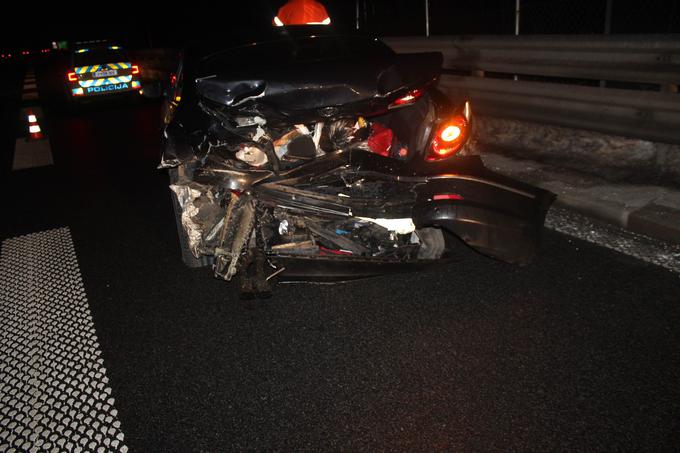 Avtomobil je bil precej poškodovan, a voznik menda ni vedel, da je vanj nekdo trčil.  | Foto: PU Kranj