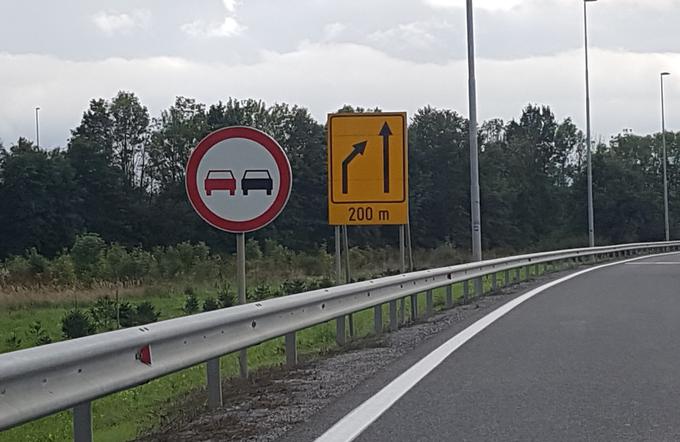 Znak za prepoved prehitevanja še ne pomeni tudi prepovedi vožnje po levem pasu, ki pa se v enega zoži šele čez 200 metrov. Preveč zapleteno? | Foto: Gregor Pavšič