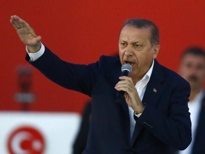 "Povem vnaprej, če se bo turški parlament odločil za smrtno kazen, bom sam takšno odločitev podprl," je napovedal turški predsednik Erdogan. | Foto: Reuters