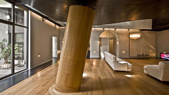 Vzpenjajoča se struktura, narejena iz črnega jekla, v kateri sta poleg spalnice tudi garderobna soba in kopalnica, se opira na masiven lesen strop (http://www.mdaa.it). | Foto: 