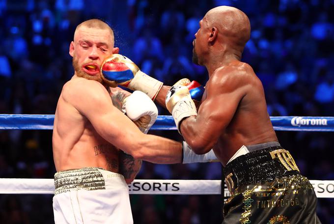 Med premorom je McGregorju boksarsko lekcijo odčital upokojeni šampion Floyd Mayweather. | Foto: Reuters