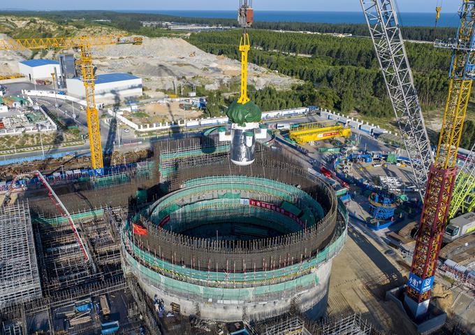 Kitajski Linglong One (Linglong Ena) bo verjetno prvi manjši jedrski reaktor na svetu, ki bo v omrežje začel pošiljati jedrsko energijo. Proces gradnje, avgust 2023.  | Foto: Guliverimage