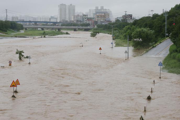 Južna Koreja | V zadnjih treh dneh je močno deževje povzročilo težave v večjem delu Južne Koreje in na Japonskem. | Foto Reuters