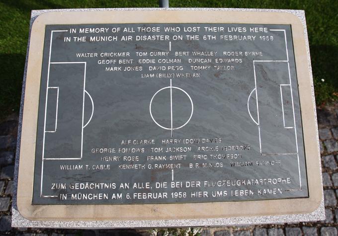 Po letalski nesreči, v kateri je umrlo osem nogometašev Uniteda, so postavili spominsko ploščo v Münchnu. | Foto: Guliverimage/Getty Images