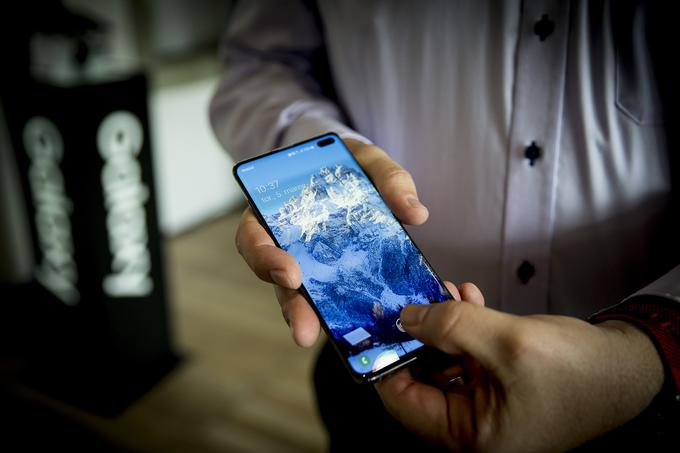 Družina pametnih telefonov Samsung Galaxy S10 šteje tri člane, ki se razlikujejo po svoji velikosti, zmogljivosti in seveda tudi ceni, znotraj vsakega v trojčku pa so še izvedbe, ki se razlikujejo glede na količino pomnilnika in shrambnega prostora. | Foto: Ana Kovač