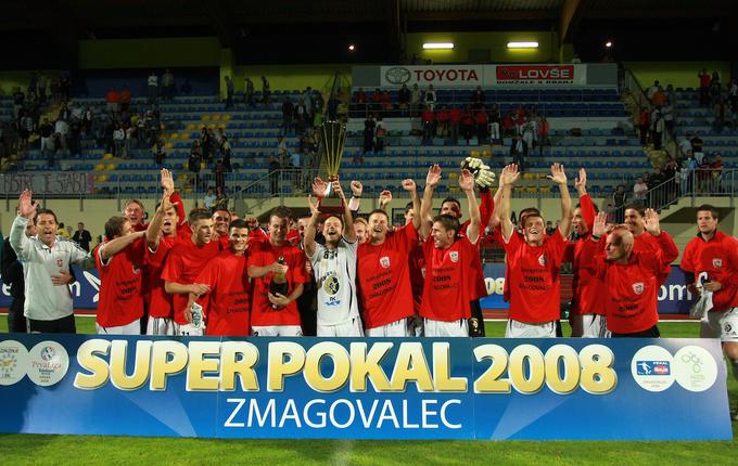 Interblock je pod vodstvom Dragana Skočića (na levi) in s pomočjo Dejana Grabića (četrti z leve) in Zorana Zeljkovića (sedmi z leve) leta 2008 osvojil tudi slovenski superpokal. | Foto: Vid Ponikvar