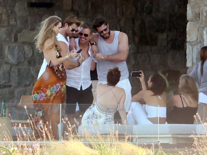 Matt Damon, brata Hemsworth in njihove družine že dober teden dni počitnikujejo na Mikonosu in se, sodeč po fotografijah, odlično zabavajo. | Foto: Profimedia