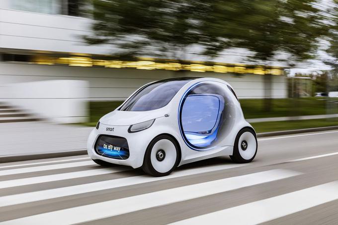 Smart je na sejmu predstavil koncept  vision EQ fortwo, ki nima volanskega obroča in stopalk ter predstavlja barvit in igriv transport prihodnosti.  | Foto: Mercedes-Benz