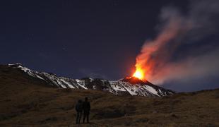 Vulkan Etna znova bruha pepel; zaprli letališče