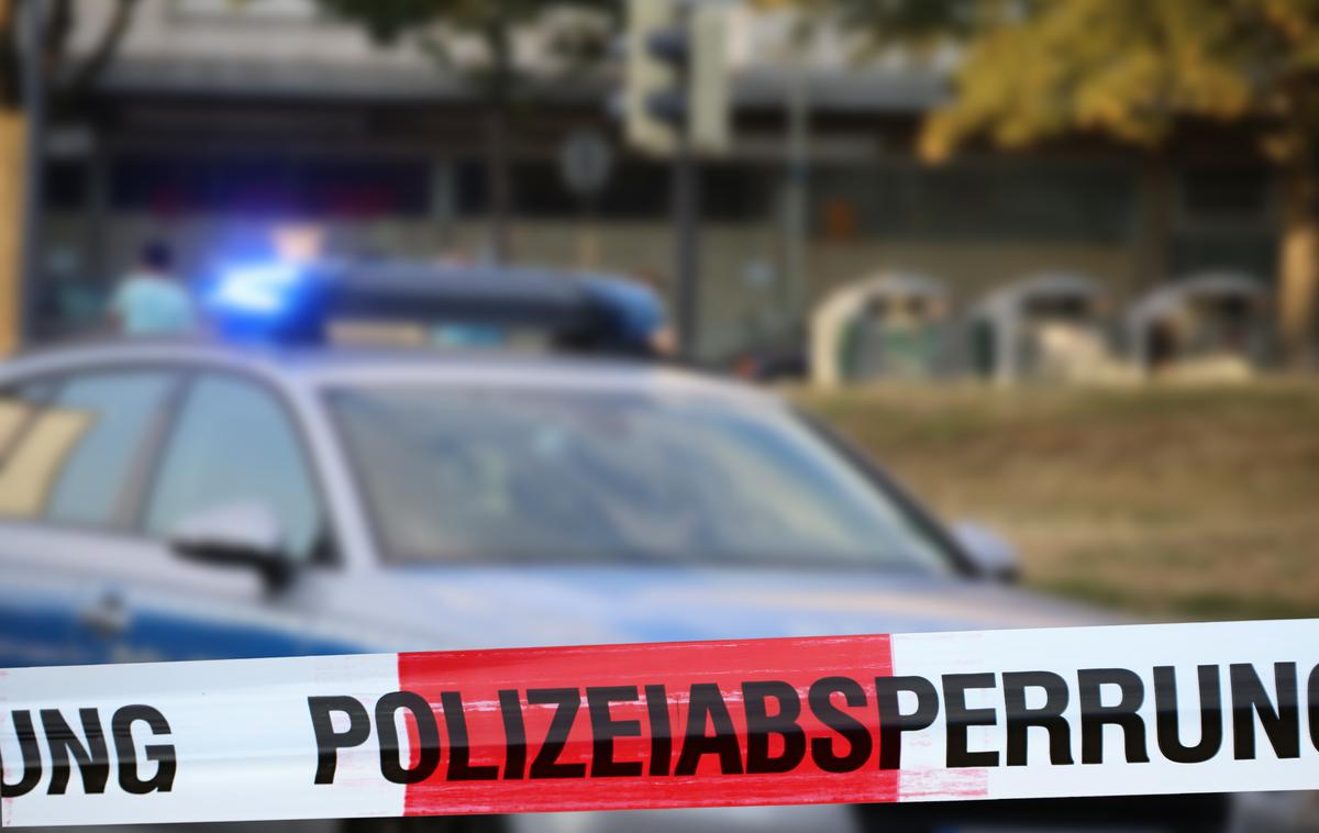 Avstrijska policija | Na Dunaju je 77-letna ženska v kleti več mesecev zadrževala svojega 45-letnega sina. | Foto Getty Images