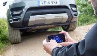 Pametni range rover sport voznikovim ukazom sledi na daljavo prek telefona