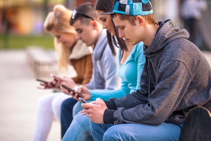najstniki prijatelji mobilni telefon splet družbena omrežja | Foto Thinkstock