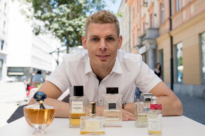 Strastni zbiralec in poznavalec parfumov Rihard Knafelj ima v svoji zbirki več kot 200 primerkov izbranih parfumov. O vsaki od teh dišav lahko pripoveduje zgodbo o njenih aromah in nastanku.
 | Foto: Matic Klanšek Velej/Sportida
