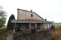 Zapuščena hiša v Franciji