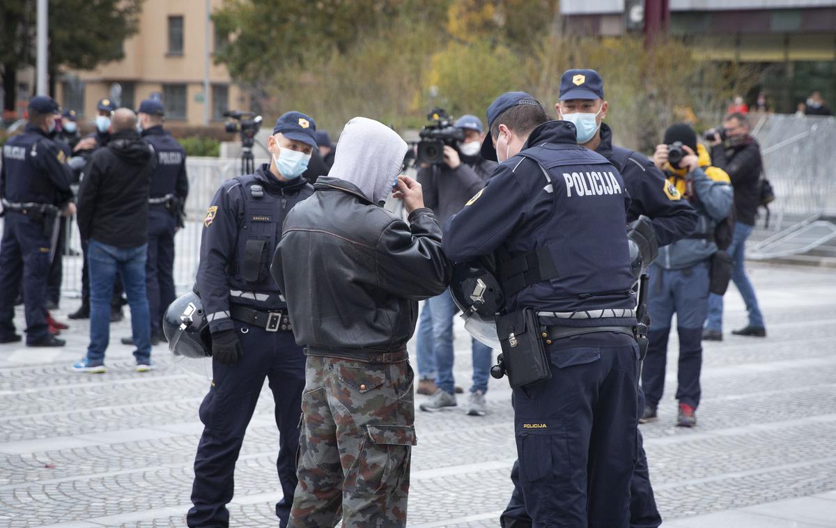Nasilni protesti v Ljubljani, 5. november 2020. Ivan Gale vodni top | Gregor Mitev je na sodišču dejanja obžaloval in se opravičil oškodovancem ter povedal, da je kazniva dejanja storil pod vplivom alkohola. | Foto Bojan Puhek