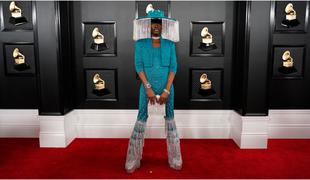 Kako je s klobukom zasenčil vse preostale na preprogi Grammyjev #video